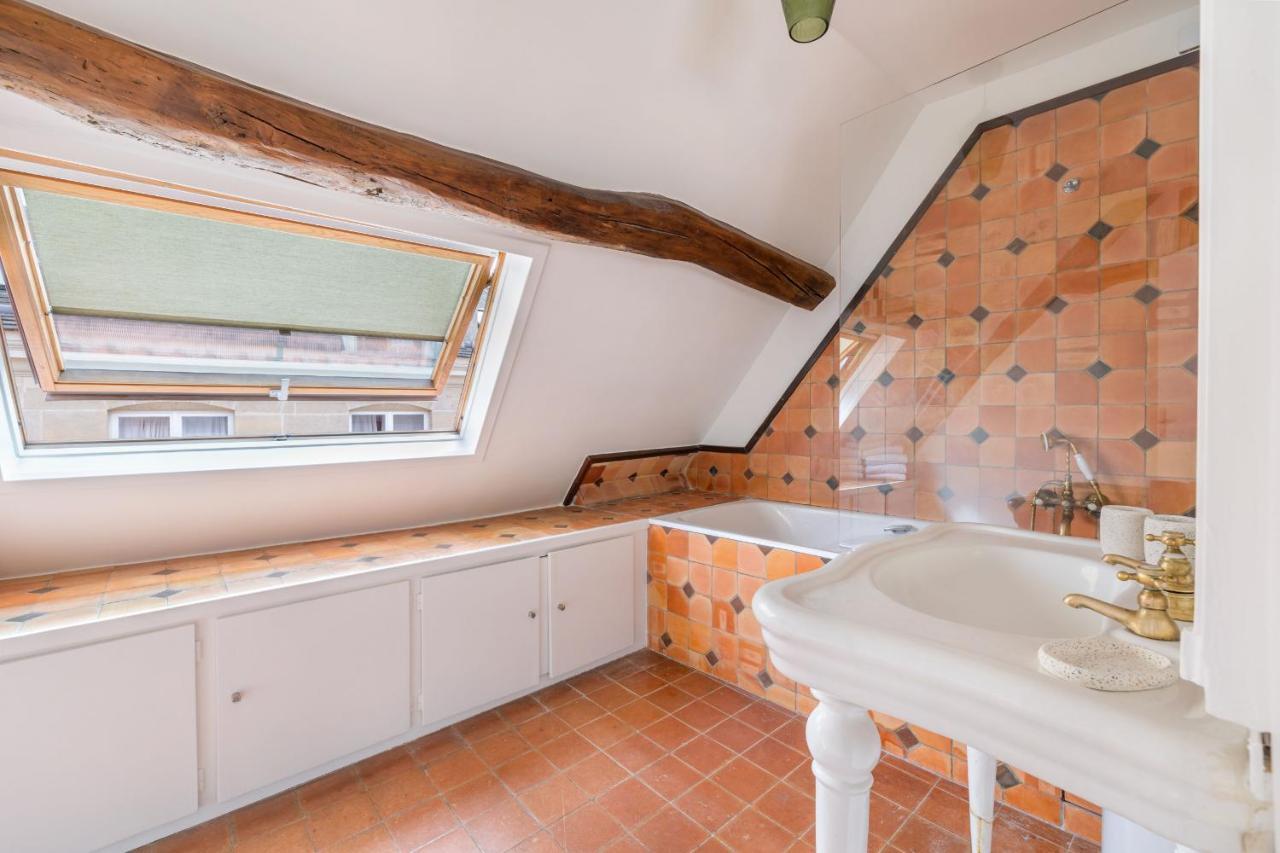 Renaissance Apartment *